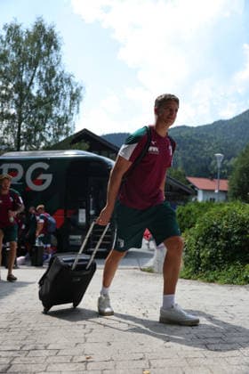 31.07.2026, GER, Fussball, Herren, FC Augsburg, 1. BL, Saison 2026 2027, Trainingslager, Achensee, Ankunft, Posthotel Der FC Augsburg ist am Mannschaftshotel im Trainingslager in Achenkirch angekommen. Finn Dahmen läuft mit Koffer zum Eingang. Achenkirch *** July 31, 2026, GER, Soccer, Men s, FC Augsburg, Bundesliga 1, 2026–2027 season, training camp, Achensee, arrival, Posthotel FC Augsburg has arrived at the team hotel for its training camp in Achenkirch. Finn Dahmen walks toward the entrance in Achenkirch carrying his suitcase.