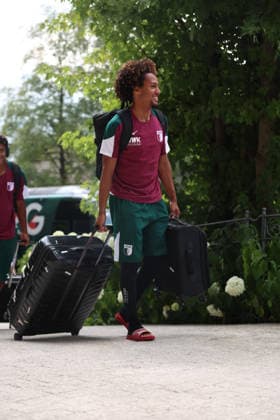 31.07.2026, GER, Fussball, Herren, FC Augsburg, 1. BL, Saison 2026 2027, Trainingslager, Achensee, Ankunft, Posthotel Der FC Augsburg ist am Mannschaftshotel im Trainingslager in Achenkirch angekommen. Han-Noah Massengo läuft mit Koffer zum Eingang. Achenkirch *** July 31, 2026, GER, Soccer, Men s, FC Augsburg, Bundesliga 1, 2026–2027 season, training camp, Achensee, arrival, Posthotel FC Augsburg has arrived at the team hotel for its training camp in Achenkirch. Han Noah Massengo walks toward the entrance in Achenkirch carrying a suitcase.