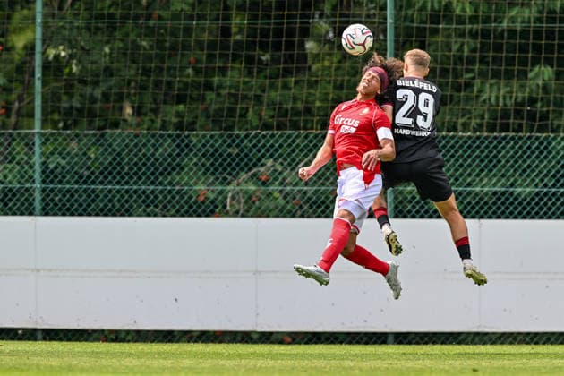 260731 Standard de Liege vs Arminia Bielefeld Marlon Fossey (13) of Standard CL and Tim Handwerker (29) of Arminia Bielefeld during a friendly soccer game in the preparations ahead of the Jupiler Pro League season 2026 - 2027 between Standard de Liege and Arminia Bielefeld from Germany on July 31 , 2026 in Liege, Belgium. (Photo by Stijn Audooren Isosport) Liege SL16 Football Campus Liege Belgium  Copyright: xIsosportxStijnxAudoorenx