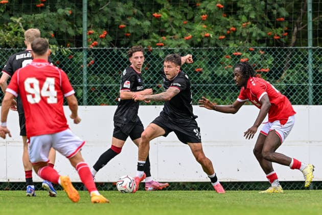 260731 Standard de Liege vs Arminia Bielefeld Joel Grodowski (11) of Arminia Bielefeld and Ibrahim Karamoko (20) of Standard CL during a friendly soccer game in the preparations ahead of the Jupiler Pro League season 2026 - 2027 between Standard de Liege and Arminia Bielefeld from Germany on July 31 , 2026 in Liege, Belgium. (Photo by Stijn Audooren Isosport) Liege SL16 Football Campus Liege Belgium  Copyright: xIsosportxStijnxAudoorenx