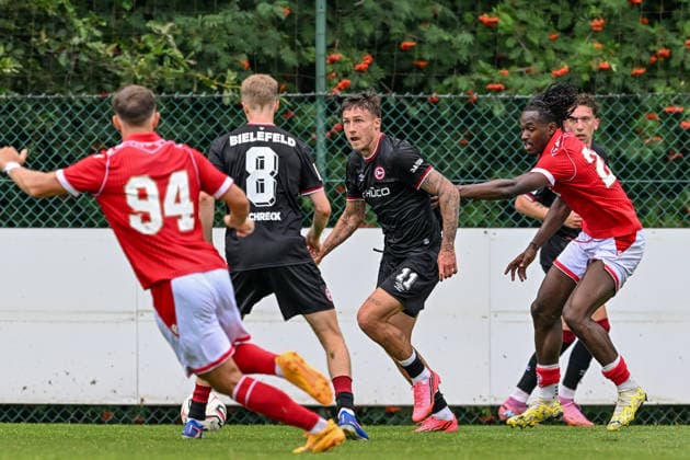 260731 Standard de Liege vs Arminia Bielefeld Joel Grodowski (11) of Arminia Bielefeld and Ibrahim Karamoko (20) of Standard CL during a friendly soccer game in the preparations ahead of the Jupiler Pro League season 2026 - 2027 between Standard de Liege and Arminia Bielefeld from Germany on July 31 , 2026 in Liege, Belgium. (Photo by Stijn Audooren Isosport) Liege SL16 Football Campus Liege Belgium  Copyright: xIsosportxStijnxAudoorenx