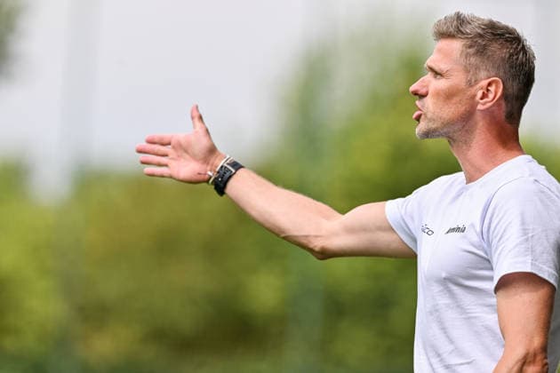 260731 Standard de Liege vs Arminia Bielefeld Head Coach Oliver Kirch of Arminia Bielefeld during a friendly soccer game in the preparations ahead of the Jupiler Pro League season 2026 - 2027 between Standard de Liege and Arminia Bielefeld from Germany on July 31 , 2026 in Liege, Belgium. (Photo by Stijn Audooren Isosport) Liege SL16 Football Campus Liege Belgium  Copyright: xIsosportxStijnxAudoorenx