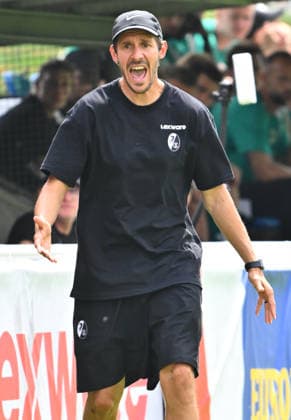 31.07.2026 - Fussball - Saison 2026 2027 - Testspiel Freundschaftsspiel Vorbereitungsspiel - SC Freiburg - SpVgg Greuther Fürth ( Kleeblatt ) - - Sportfoto Zink - xwoxzix - regulations prohibit any use of photographs as image sequences and or quasi-video - only for editorial use - Julian Schuster ( Trainer SC Freiburg ) ruft schreit brüllt *** July 31, 2026 Soccer Season 2026–2027 Exhibition Match Friendly Match Preseason Match SC Freiburg vs. SpVgg Greuther Fürth Kleeblatt Sports Photo by Zink xwoxzix; regulations prohibit any use of photographs as image sequences and or quasi-video; for editorial use only. Julian Schuster, Coach SC Freiburg shouts, screams, roars