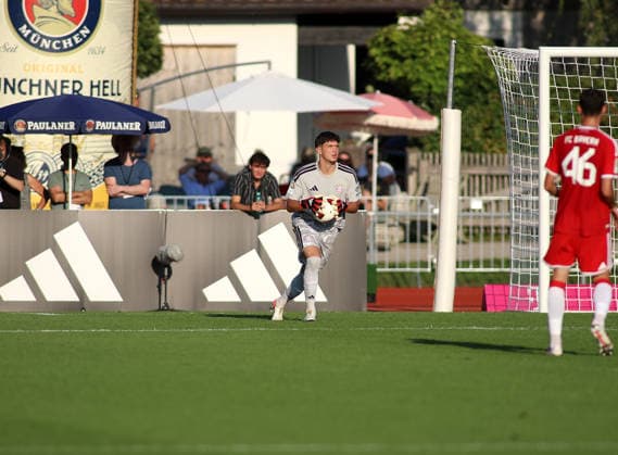 Fussball, Herren, Bundesliga, Saison 2026 2027, FC Rottach-Egern - FC Bayern München, Testspiel, Trainingslager, Rottach-Egern David Podar-Stiube (FC Bayern München) mit einem Ball in den Händen *** Soccer, Men s, Bundesliga, 2026–2027 Season, FC Rottach Egern vs. FC Bayern Munich, Friendly Match, Training Camp, Rottach Egern, David Podar, Stiube, FC Bayern Munich holding a ball