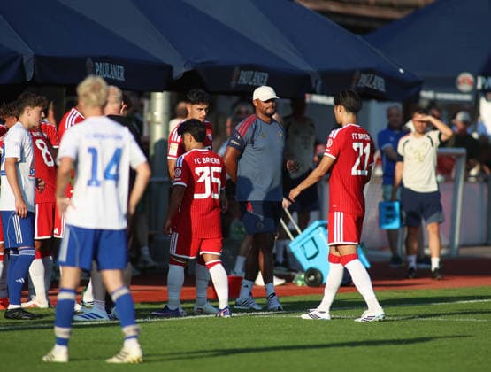 Fussball, Herren, Bundesliga, Saison 2026 2027, FC Rottach-Egern - FC Bayern München, Testspiel, Trainingslager, Rottach-Egern Vincent Kompany, Trainer (FC Bayern München) mit der Mannschaft am Spielfeldrand *** Soccer, Men s, Bundesliga, 2026–2027 Season, FC Rottach Egern vs. FC Bayern Munich, Friendly Match, Training Camp, Rottach Egern, Vincent Kompany, FC Bayern Munich Coach, with the team on the sidelines