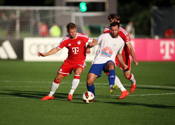 Fussball, Herren, Bundesliga, Saison 2026 2027, FC Rottach-Egern - FC Bayern München, Testspiel, Trainingslager, Rottach-Egern Joshua Kimmich (FC Bayern München) (li.) im Zweikampf um den Ball *** Soccer, Men s, Bundesliga, 2026–2027 Season, FC Rottach Egern vs. FC Bayern Munich, Friendly Match, Training Camp, Rottach Egern: Joshua Kimmich of FC Bayern Munich (left) in a tackle for the ball