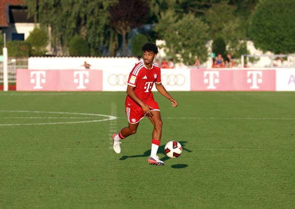 Fussball, Herren, Bundesliga, Saison 2026 2027, FC Rottach-Egern - FC Bayern München, Testspiel, Trainingslager, Rottach-Egern Nathaniel Brown (FC Bayern München) mit Ball im Laufen *** Soccer, Men s, Bundesliga, 2026–2027 Season, FC Rottach Egern vs. FC Bayern Munich, Friendly Match, Training Camp, Rottach Egern: Nathaniel Brown of FC Bayern Munich running with the ball