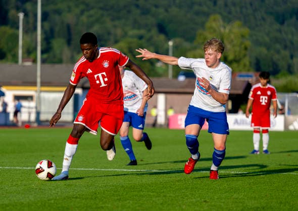 30.07.2026, Fussball Bundesliga 2026 2027, Trainingslager FC Bayern München in Rottach-Egern am Tegernsee (Bayern). Testspiel FC Rottach Egern - FC Bayern München, Bastian Assomo (li,Bayern München) im Zweikampf *** July 30, 2026, 2026–2027 Bundesliga, FC Bayern Munich training camp in Rottach Egern on Lake Tegernsee, Bavaria; friendly match between FC Rottach Egern and FC Bayern Munich; Bastian Assomo (left); FC Bayern Munich in a tackle
