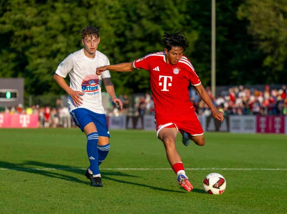 30.07.2026, Fussball Bundesliga 2026 2027, Trainingslager FC Bayern München in Rottach-Egern am Tegernsee (Bayern). Testspiel FC Rottach Egern - FC Bayern München, Nuraj Skender (re, BAyern München) *** July 30, 2026, 2026–2027 Bundesliga, FC Bayern Munich training camp in Rottach Egern on Lake Tegernsee, Bavaria; friendly match between FC Rottach Egern and FC Bayern Munich; Nuraj Skender (right), Bayern Munich