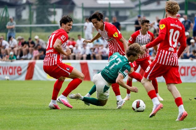 Igor Matanovic (SC Freiburg, 31), Luca Itter (SpVgg Greuther Fürth, 27) und Keisuke Goto (SC Freiburg, 42) im Kampf um den Ball , Österreich, Fussball, Testspiel, 2026 2027, vs. , 31.07.2026, Schruns Fussballplatz Österreich *** Igor Matanovic, SC Freiburg, 31, Luca Itter (SpVgg Greuther Fürth), 27, and Keisuke Goto (SC Freiburg), 42, battling for the ball, Austria, soccer, friendly match, 2026–2027, vs., July 31, 2026, Schruns Soccer Field, Austria Copyright: xGrantxHubbsx