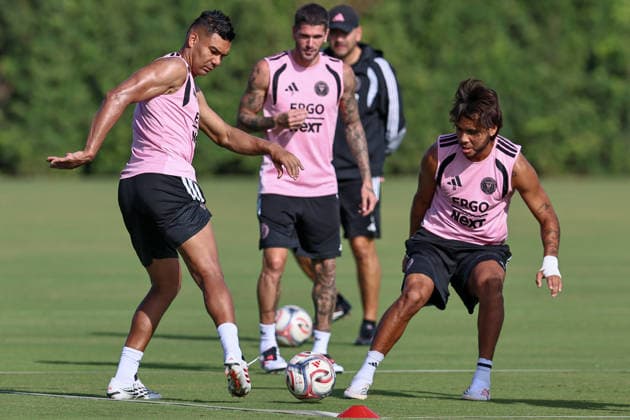 Sport Bilder des Tages FORT LAUDERDALE, FL - JULY 31: Casimiro (5)(L), Rodrigo de Paul (7)(C) and Telasco Segovia (8)(R) of Inter Miami CF are seen during an Inter Miami Training Session at Florida Blue Training Center on July 31, 2026 in Fort Lauderdale, Florida. (Photo by Chris Arjoon Icon Sportswire) SOCCER: JULY 31 Inter Miami CF Training EDITORIAL USE ONLY Icon26073100000001
