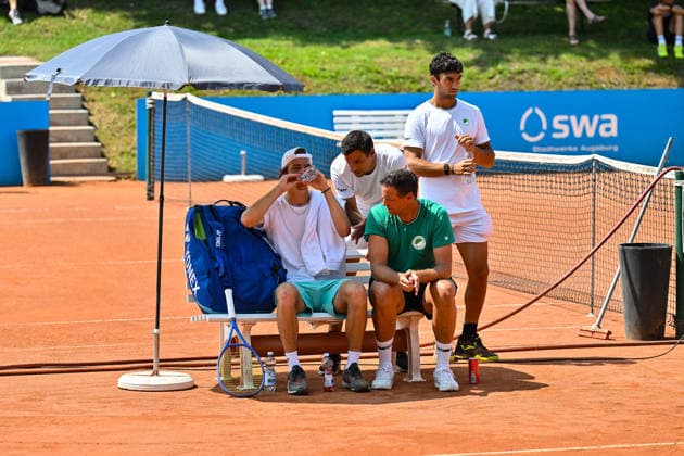 Tennis 1. Bundesliga Herren; TC Augsburg Siebentisch - TK GW Mannheim, 31.07.2026 AUGSBURG, GERMANY - 31. JULY: im Bild Niels McDONALD vom TC GW Mannheim im Gespräch mit seinem Trainer während dem Match der 1. Bundesliga Herren zwischen dem TC Augsburg und dem TK GW Mannheim am 6. Spieltag *** Men s Tennis 1st Bundesliga: TC Augsburg Siebentisch vs. TK GW Mannheim, July 31, 2026, AUGSBURG, GERMANY, JULY 31. Pictured: Niels McDONALD of TC GW Mannheim talking with his coach during the Men’s 1st Bundesliga match between TC Augsburg and TK GW Mannheim on Matchday 6. Copyright: xBEAUTIFULxSPORTS Goldbergx