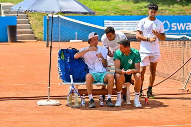 Tennis 1. Bundesliga Herren; TC Augsburg Siebentisch - TK GW Mannheim, 31.07.2026 AUGSBURG, GERMANY - 31. JULY: im Bild Niels McDONALD vom TC GW Mannheim im Gespräch mit seinem Trainer während dem Match der 1. Bundesliga Herren zwischen dem TC Augsburg und dem TK GW Mannheim am 6. Spieltag *** Men s Tennis 1st Bundesliga: TC Augsburg Siebentisch vs. TK GW Mannheim, July 31, 2026, AUGSBURG, GERMANY, JULY 31. Pictured: Niels McDONALD of TC GW Mannheim talking with his coach during the Men’s 1st Bundesliga match between TC Augsburg and TK GW Mannheim on Matchday 6. Copyright: xBEAUTIFULxSPORTS Goldbergx