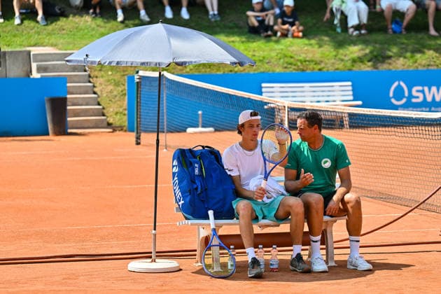 Tennis 1. Bundesliga Herren; TC Augsburg Siebentisch - TK GW Mannheim, 31.07.2026 AUGSBURG, GERMANY - 31. JULY: im Bild Niels McDONALD vom TC GW Mannheim im Gespräch mit seinem Trainer während dem Match der 1. Bundesliga Herren zwischen dem TC Augsburg und dem TK GW Mannheim am 6. Spieltag *** Men s Tennis 1st Bundesliga: TC Augsburg Siebentisch vs. TK GW Mannheim, July 31, 2026, AUGSBURG, GERMANY, JULY 31. Pictured: Niels McDONALD of TC GW Mannheim talking with his coach during the Men’s 1st Bundesliga match between TC Augsburg and TK GW Mannheim on Matchday 6. Copyright: xBEAUTIFULxSPORTS Goldbergx