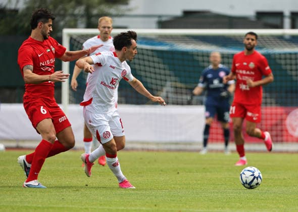 SOCCER - Mainz vs Al-Ahli, test match KUFSTEIN,AUSTRIA,31.JUL.26 - SOCCER - 1. DFL, 1. Deutsche Bundesliga, UAE Pro League, 1. FSV Mainz 05 vs Shabab Al-Ahli, test match. Image shows Saeid Ezatolahi (Shabab Al-Ahli) and Paul Nebel (Mainz).  GEPAxpictures xThomasxBachun