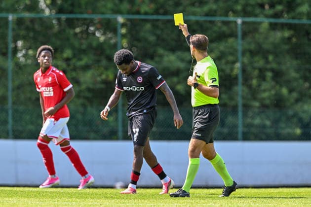 260731 Standard de Liege vs Arminia Bielefeld Yellow card for Jordi Makeise (31) of Standard CL during a friendly soccer game in the preparations ahead of the Jupiler Pro League season 2026 - 2027 between Standard de Liege and Arminia Bielefeld from Germany on July 31 , 2026 in Liege, Belgium. (Photo by Stijn Audooren Isosport) Liege SL16 Football Campus Liege Belgium  Copyright: xIsosportxStijnxAudoorenx