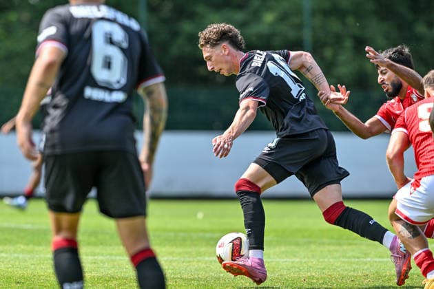 260731 Standard de Liege vs Arminia Bielefeld Jannik Rochelt (10) of Arminia Bielefeld during a friendly soccer game in the preparations ahead of the Jupiler Pro League season 2026 - 2027 between Standard de Liege and Arminia Bielefeld from Germany on July 31 , 2026 in Liege, Belgium. (Photo by Stijn Audooren Isosport) Liege SL16 Football Campus Liege Belgium  Copyright: xIsosportxStijnxAudoorenx