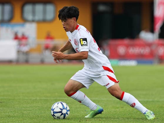 SOCCER - Mainz vs Al-Ahli, test match KUFSTEIN,AUSTRIA,31.JUL.26 - SOCCER - 1. DFL, 1. Deutsche Bundesliga, UAE Pro League, 1. FSV Mainz 05 vs Shabab Al-Ahli, test match. Image shows Kaishu Sano (Mainz).  GEPAxpictures xThomasxBachun