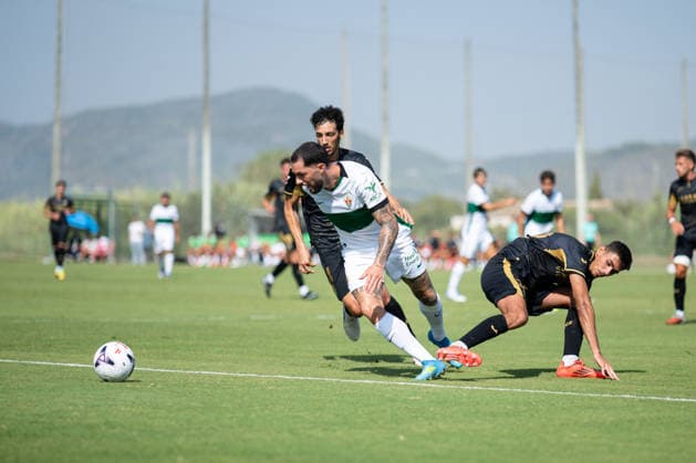 Tete Morente of Elche and Alex Lopez of Cordoba during preseason friendly match between Elche CF v Cordoba CF played at Oliva, Valencia on July 31, 2026 in Spain Oliva Valenci Spain *** Tete Morente of Elche and Alex Lopez of Córdoba during a preseason friendly match between Elche CF and Córdoba CF played in Oliva, Valencia, on July 31, 2026, in Spain (Oliva, Valencia, Spain) Copyright: xVicentexVidalx xAgenciaxLOFx