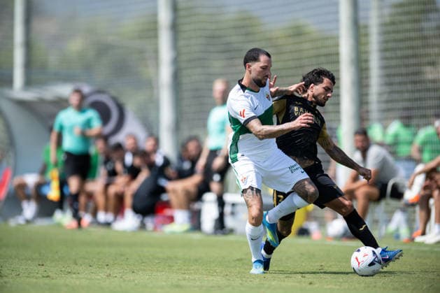 Tete Morente of Elche and Tasende of Cordoba during preseason friendly match between Elche CF v Cordoba CF played at Oliva, Valencia on July 31, 2026 in Spain Oliva Valenci Spain *** Tete Morente of Elche and Tasende of Córdoba during a preseason friendly match between Elche CF and Córdoba CF played in Oliva, Valencia, on July 31, 2026, in Spain (Oliva, Valencia, Spain) Copyright: xVicentexVidalx xAgenciaxLOFx