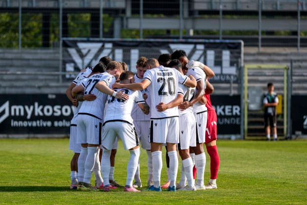 Spieler vom SV Sandhausen (SVS), schwören sich mit einem Mannschaftskreis vor dem Anpfiff ein, Kreis, Teamkreis, Konzentration, Kameradschaft, Ansprache, Motivation, 31.07.2026, Sandhausen (Deutschland), Fussball, bfv-Verbandspokal, 3. Runde, SV Sandhausen - TSG 1862 09 Weinheim *** Players from SV Sandhausen (SVS) rally together in a team huddle before kickoff: huddle, team huddle, concentration, camaraderie, pep talk, motivation, July 31, 2026, Sandhausen, Germany, soccer, bfv Association Cup, 3rd round, SV Sandhausen vs. TSG 1862 09 Weinheim xozx