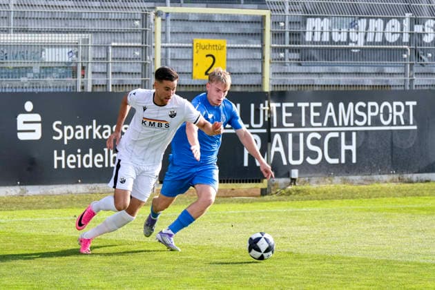 v.li.: David Mamutovic (SVS, 7), Maiko Rene Hertel (TSG, 18), Zweikampf, Spielszene, Duell, duel, tackle, tackling, Dynamik, Action, Aktion, 31.07.2026, Sandhausen (Deutschland), Fussball, bfv-Verbandspokal, 3. Runde, SV Sandhausen - TSG 1862 09 Weinheim *** From left: David Mamutovic (SVS), 7, Maiko Rene Hertel (TSG), 18, tackle, game scene, duel, tackle, tackling, dynamic, action, 07 31 2026, Sandhausen, Germany, soccer, bfv Association Cup, 3rd round, SV Sandhausen vs. TSG 1862 09 Weinheim xozx