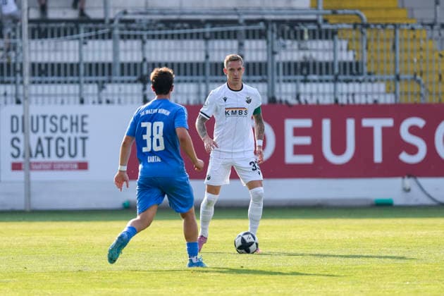 v.li.: Ismet Kartal (TSG, 38), Marco Kehl-Gomez (SVS, 33), Zweikampf, Spielszene, Duell, duel, tackle, tackling, Dynamik, Action, Aktion, 31.07.2026, Sandhausen (Deutschland), Fussball, bfv-Verbandspokal, 3. Runde, SV Sandhausen - TSG 1862 09 Weinheim *** From left: Ismet Kartal (TSG), 38, Marco Kehl Gomez (SVS), 33, tackle, game scene, duel, tackle, tackling, dynamic, action, July 31, 2026, Sandhausen, Germany, soccer, bfv Association Cup, 3rd round, SV Sandhausen vs. TSG 1862 09 Weinheim xozx