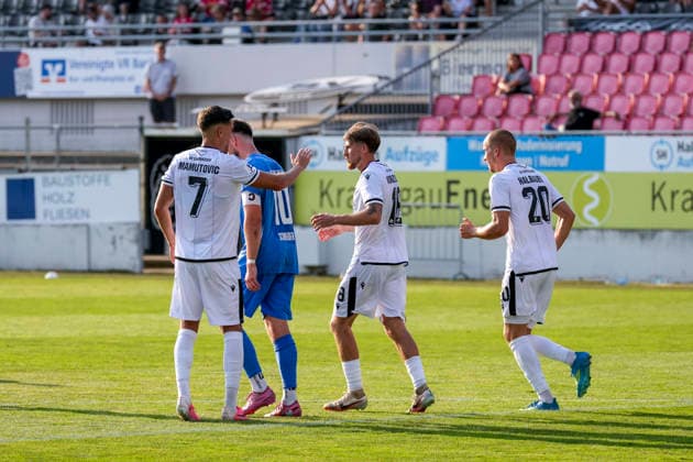 v.li.: David Mamutovic (SVS, 7), Torschütze Tim Korzuschek (SVS, 18), Phil Halbauer (SVS, 20), Spieler vom SV Sandhausen (SVS), jubeln über das Tor zum 1:0, Jubel, Torjubel, Torerfolg, celebrate the goal, goal, celebration, jubelt ueber das Tor, Freuen, Freude, freut sich, optimistisch, positiv, Spielszene, Highlight, Action, Aktion, 31.07.2026, Sandhausen (Deutschland), Fussball, bfv-Verbandspokal, 3. Runde, SV Sandhausen - TSG 1862 09 Weinheim *** From left: David Mamutovic (SVS), 7; goal scorer Tim Korzuschek (SVS), 18; Phil Halbauer (SVS), 20; players from SV Sandhausen (SVS) celebrate the 1-0 goal, Celebration, goal celebration, goal scored, celebrating the goal, goal, celebration, celebrating the goal, joy, happiness, happy, optimistic, positive, game scene, highlight, action, July 31, 2026, Sandhausen, Germany, soccer, bfv Association Cup, 3rd round, SV Sandhausen vs. TSG 1862 09 Weinheim xozx