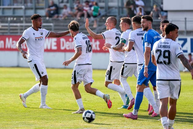 Spieler vom SV Sandhausen (SVS), jubeln über das Tor zum 1:0, Jubel, Torjubel, Torerfolg, celebrate the goal, goal, celebration, jubelt ueber das Tor, Freuen, Freude, freut sich, optimistisch, positiv, Spielszene, Highlight, Action, Aktion, 31.07.2026, Sandhausen (Deutschland), Fussball, bfv-Verbandspokal, 3. Runde, SV Sandhausen - TSG 1862 09 Weinheim *** Players from SV Sandhausen (SVS) celebrate the 1-0 goal, Celebration, goal celebration, goal scored, celebrating the goal, goal, celebration, celebrating the goal, joy, happiness, happy, optimistic, positive, game scene, highlight, action, July 31, 2026, Sandhausen, Germany, soccer, BFV Association Cup, 3rd round, SV Sandhausen vs. TSG 1862 09 Weinheim xozx