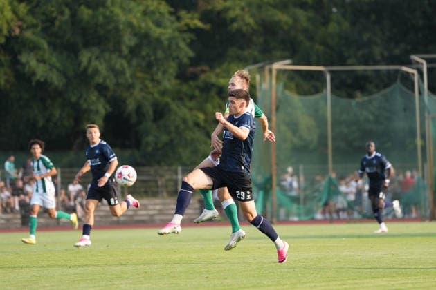 Fußball I Herren I Saison 2026-2027 I Regionalliga Nord I 1. Spieltag I SV Werder Bremen U23 - VfB Oldenburg I 31.07.2026 Mats Facklam (29, VfB Oldenburg) im Zweikampf mit Cimo Röcker (5, SV Werder Bremen II) Bremen Stadiongelände Platz 11 Bremen Deutschland *** Soccer I Men s I 2026–2027 Season I Regionalliga Nord I Matchday 1 I SV Werder Bremen U23 vs. VfB Oldenburg I July 31, 2026 Mats Facklam 29, VfB Oldenburg in a tackle with Cimo Röcker 5, SV Werder Bremen II, Bremen Stadium Complex, Field 11, Bremen, Germany Copyright: xLobeca JonasxBoningx