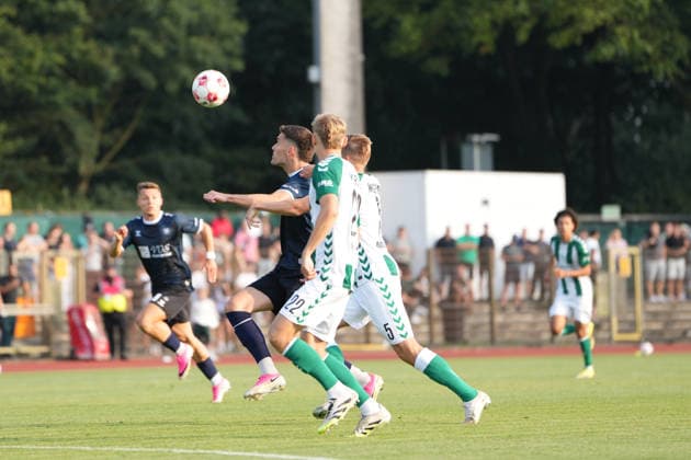 Fußball I Herren I Saison 2026-2027 I Regionalliga Nord I 1. Spieltag I SV Werder Bremen U23 - VfB Oldenburg I 31.07.2026 Mats Facklam (29, VfB Oldenburg) im Zweikampf mit Cimo Röcker (5, SV Werder Bremen II) und Paul Bellmann (22, SV Werder Bremen II) Bremen Stadiongelände Platz 11 Bremen Deutschland *** Soccer I Men I 2026–2027 Season I Regionalliga Nord I Matchday 1 I SV Werder Bremen U23 vs. VfB Oldenburg I July 31, 2026 Mats Facklam 29, VfB Oldenburg in a tackle with Cimo Röcker 5, SV Werder Bremen II, and Paul Bellmann 22, SV Werder Bremen II, Bremen Stadium Grounds, Field 11, Bremen, Germany Copyright: xLobeca JonasxBoningx