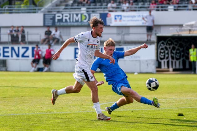 Sport Bilder des Tages v.li.: Tim Korzuschek (SVS, 18), Maiko Rene Hertel (TSG, 18), Zweikampf, Spielszene, Duell, duel, tackle, tackling, Dynamik, Action, Aktion, 31.07.2026, Sandhausen (Deutschland), Fussball, bfv-Verbandspokal, 3. Runde, SV Sandhausen - TSG 1862 09 Weinheim *** From left: Tim Korzuschek (SVS), 18, Maiko Rene Hertel (TSG), 18, tackle, game scene, duel, tackle, tackling, dynamism, action, July 31, 2026, Sandhausen, Germany, soccer, bfv Association Cup, 3rd round, SV Sandhausen vs. TSG 1862 09 Weinheim xozx