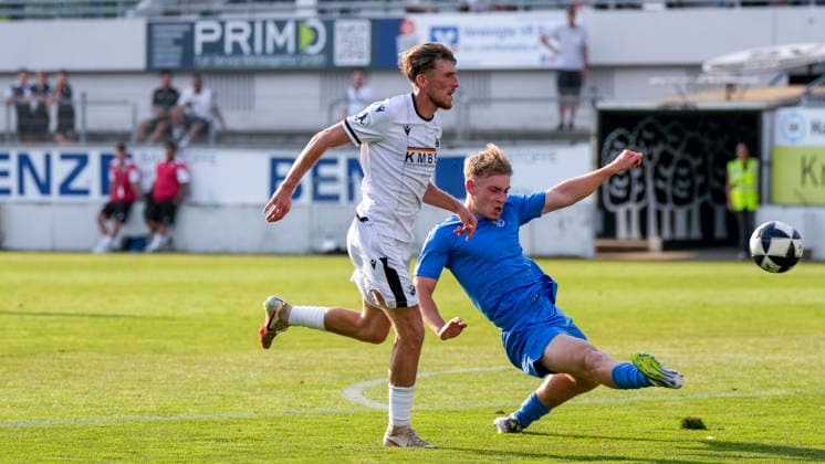 v.li.: Tim Korzuschek (SVS, 18), Maiko Rene Hertel (TSG, 18), Zweikampf, Spielszene, Duell, duel, tackle, tackling, Dynamik, Action, Aktion, 31.07.2026, Sandhausen (Deutschland), Fussball, bfv-Verbandspokal, 3. Runde, SV Sandhausen - TSG 1862 09 Weinheim *** From left: Tim Korzuschek (SVS), 18, Maiko Rene Hertel (TSG), 18, tackle, game scene, duel, tackle, tackling, dynamism, action, July 31, 2026, Sandhausen, Germany, soccer, bfv Association Cup, 3rd round, SV Sandhausen vs. TSG 1862 09 Weinheim xozx
