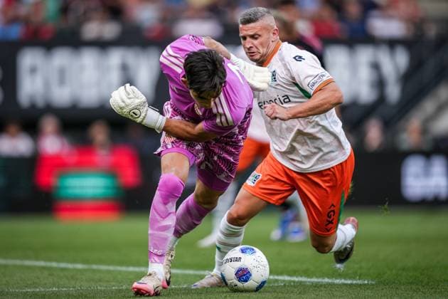 NIJMEGEN , 31-07-2026 , Stadium De Goffert , season 2026 2027 , Dutch pre season football , match between NEC Nijmegen and Sevilla FC , picture shows Sevilla player Alberto Flores and NEC Nijmegen player Bryan Linssen NEC - Sevilla (friendly)  x205353189x Copyright: