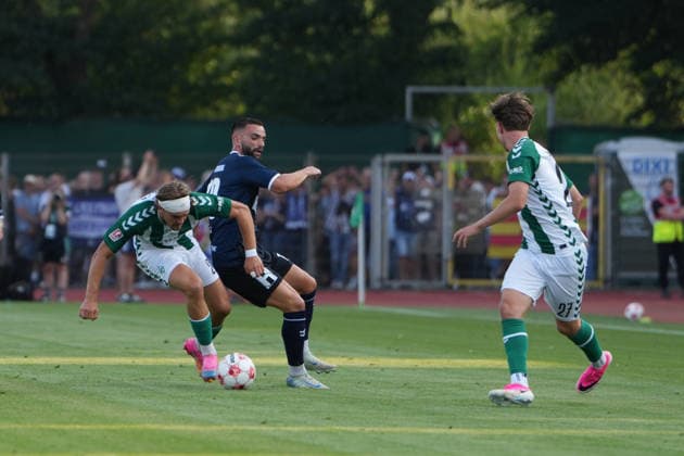 Fußball I Herren I Saison 2026-2027 I Regionalliga Nord I 1. Spieltag I SV Werder Bremen U23 - VfB Oldenburg I 31.07.2026 Noah Weissbach (25, SV Werder Bremen II) gegen Leon Demaj (10, VfB Oldenburg) Bremen Stadiongelände Platz 11 Bremen Deutschland *** Soccer I Men s I 2026–2027 Season I Regionalliga Nord I Matchday 1 I SV Werder Bremen U23 vs. VfB Oldenburg I July 31, 2026 Noah Weissbach (25), SV Werder Bremen II, vs. Leon Demaj (10), VfB Oldenburg, Bremen Stadium Grounds, Field 11, Bremen, Germany Copyright: xLobeca JonasxBoningx