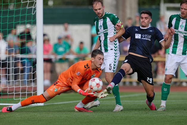 v.li.: Stefan Smarkalev (Torhüter, Torwart, SV Werder Bremen II, 1), Cimo Röcker (SV Werder Bremen II, 5) und Mats Facklam (VfB Oldenburg, 29) im Zweikampf, Duell, Dynamik, Aktion, Action, Spielszene, 31.07.2026, Bremen (Deutschland), Fussball, Regionalliga Nord, SV Werder Bremen II - VfB Oldenburg *** From left: Stefan Smarkalev, goalkeeper, SV Werder Bremen II, 1, Cimo Röcker, SV Werder Bremen II, 5, and Mats Facklam, VfB Oldenburg, 29, in a one-on-one, duel, dynamic moment, action, game scene, July 31, 2026, Bremen, Germany, soccer, Regionalliga Nord, SV Werder Bremen II vs. VfB Oldenburg xobx