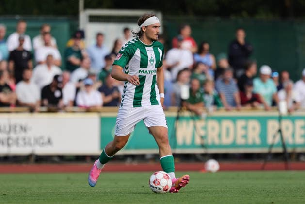 Noah Weißbach (SV Werder Bremen II, 25) am Ball, Freisteller, Einzelbild, Ganzkörper, Aktion, Action, Spielszene, 31.07.2026, Bremen (Deutschland), Fussball, Regionalliga Nord, SV Werder Bremen II - VfB Oldenburg *** Noah Weißbach, SV Werder Bremen II, age 25, on the ball, isolated shot, single frame, full body, action, game scene, July 31, 2026, Bremen, Germany, soccer, Regionalliga Nord, SV Werder Bremen II vs. VfB Oldenburg xobx