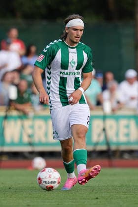 Noah Weißbach (SV Werder Bremen II, 25) am Ball, Freisteller, Einzelbild, Ganzkörper, Aktion, Action, Spielszene, 31.07.2026, Bremen (Deutschland), Fussball, Regionalliga Nord, SV Werder Bremen II - VfB Oldenburg *** Noah Weißbach, SV Werder Bremen II, age 25, on the ball, isolated shot, single frame, full body, action, game scene, July 31, 2026, Bremen, Germany, soccer, Regionalliga Nord, SV Werder Bremen II vs. VfB Oldenburg xobx