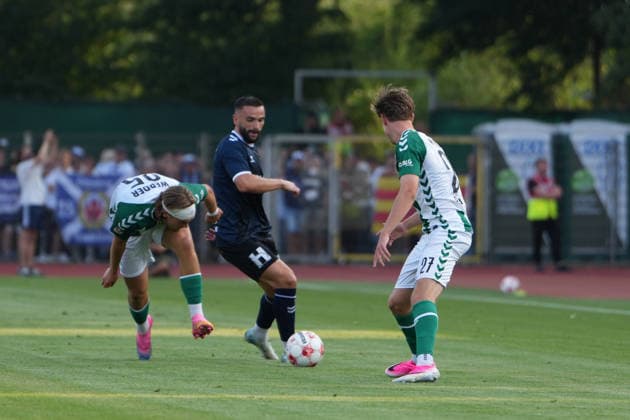Fußball I Herren I Saison 2026-2027 I Regionalliga Nord I 1. Spieltag I SV Werder Bremen U23 - VfB Oldenburg I 31.07.2026 Noah Weissbach (25, SV Werder Bremen II), Leon Demaj (10, VfB Oldenburg), Jannes Ossadnik (27, SV Werder Bremen II) Bremen Stadiongelände Platz 11 Bremen Deutschland *** Soccer I Men s I 2026–2027 Season I Regionalliga Nord I Matchday 1 I SV Werder Bremen U23 vs. VfB Oldenburg I July 31, 2026 Noah Weissbach 25, SV Werder Bremen II, Leon Demaj 10, VfB Oldenburg, Jannes Ossadnik 27, SV Werder Bremen II, Bremen Stadium Complex, Field 11, Bremen, Germany Copyright: xLobeca JonasxBoningx