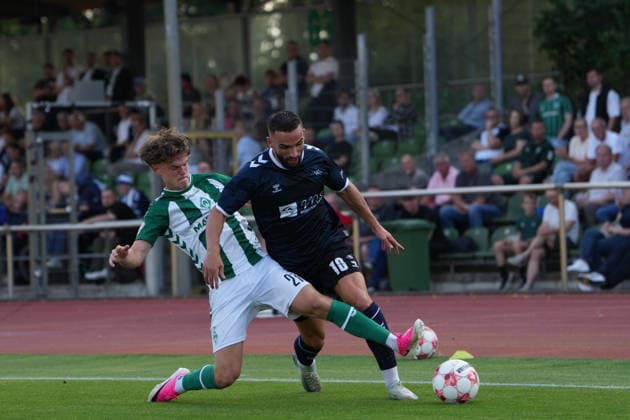 Fußball I Herren I Saison 2026-2027 I Regionalliga Nord I 1. Spieltag I SV Werder Bremen U23 - VfB Oldenburg I 31.07.2026 Jannes Ossadnik (27, SV Werder Bremen II) verteidigt Leon Demaj (10, VfB Oldenburg) Bremen Stadiongelände Platz 11 Bremen Deutschland *** Soccer I Men s I 2026–2027 Season I Regionalliga Nord I Matchday 1 I SV Werder Bremen U23 vs. VfB Oldenburg I July 31, 2026 Jannes Ossadnik 27, SV Werder Bremen II (defender) Leon Demaj 10, VfB Oldenburg, Bremen Stadium Complex, Field 11, Bremen, Germany Copyright: xLobeca JonasxBoningx