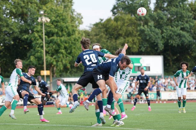 Fußball I Herren I Saison 2026-2027 I Regionalliga Nord I 1. Spieltag I SV Werder Bremen U23 - VfB Oldenburg I 31.07.2026 Chaos im 16er Noah Weissbach (25, SV Werder Bremen II) Marc Schröder (20, VfB Oldenburg), Nick Otto (21, VfB Oldenburg) und Jannes Ossadnik (27, SV Werder Bremen II) Bremen Stadiongelände Platz 11 Bremen Deutschland *** Soccer I Men’s I 2026–2027 Season I Regionalliga Nord I Matchday 1 I SV Werder Bremen U23 vs. VfB Oldenburg I July 31, 2026 Chaos in the box Noah Weissbach 25, SV Werder Bremen II’s Marc Schröder, 20, VfB Oldenburg’s Nick Otto, 21, and Jannes Ossadnik, 27, SV Werder Bremen II, Bremen Stadium Complex, Field 11, Bremen, Germany Copyright: xLobeca JonasxBoningx