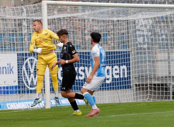 CFC vs BFC Preussen 31.07.2026 Chemnitz, eins Stadion- An der Gellertstrasse, Fussball, Regionalliga Nordost 2026 2027, 2. Spieltag , CFC, CFC vs BFC Preussen vlnr: Florian Palmowski, Alexander Dikarev und Domenico Alberico Chemnitz Sachsen BRD *** CFC vs. BFC Preussen, July 31, 2026, Chemnitz, eins Stadium on Gellertstrasse, Sports, Soccer, Northeast Regional League 2026–2027, Matchday 2, CFC, CFC vs. BFC Preussen (from left to right): Florian Palmowski, Alexander Dikarev, and Domenico Alberico, Chemnitz, Saxony, Germany