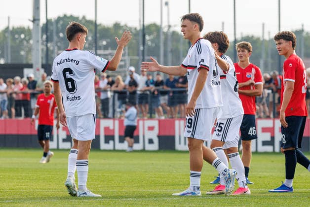 31.07.2026 - Fussball - Saison 2026 2027 - Regionalliga Bayern - 02. Spieltag: 1. FC Nürnberg FCN II ( Club ) - SpVgg Unterhaching - DaMa - xdaxmax - Jubel Freude Torjubel nach Tor zum 1:0 - Joel Skowronek (39, 1. FC Nürnberg FCN II ) und Mannschaft Team jubelt freut sich - Torschütze: Joel Skowronek (39, 1. FC Nürnberg FCN II ) *** July 31, 2026 Soccer Season 2026–2027 Bavarian Regional League Matchday 2 1 FC Nuremberg FCN II vs. SpVgg Unterhaching Women s Team xdaxmax Cheering, Joy, Goal Celebration after the 1–0 Goal by Joel Skowronek 39, 1 FC Nuremberg FCN II and the team celebrate; goal scorer Joel Skowronek 39, 1 FC Nuremberg FCN II