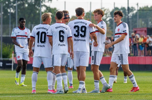 31.07.2026 - Fussball - Saison 2026 2027 - Regionalliga Bayern - 02. Spieltag: 1. FC Nürnberg FCN II ( Club ) - SpVgg Unterhaching - DaMa - xdaxmax - Jubel Freude Torjubel nach Tor zum 1:0 - Joel Skowronek (39, 1. FC Nürnberg FCN II ) und Mannschaft Team jubelt freut sich - Torschütze: Joel Skowronek (39, 1. FC Nürnberg FCN II ) *** July 31, 2026 Soccer Season 2026–2027 Bavarian Regional League Matchday 2 1 FC Nuremberg FCN II vs. SpVgg Unterhaching Women s Team xdaxmax Cheering, Joy, Goal Celebration after the 1–0 Goal by Joel Skowronek 39, 1 FC Nuremberg FCN II and the team celebrate; goal scorer Joel Skowronek 39, 1 FC Nuremberg FCN II