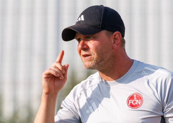 31.07.2026 - Fussball - Saison 2026 2027 - Regionalliga Bayern - 02. Spieltag: 1. FC Nürnberg FCN II ( Club ) - SpVgg Unterhaching - DaMa - xdaxmax - Andreas Andy Wolf (Trainer 1. FC Nürnberg FCN II ) zeigt an gestikuliert dirigiert gibt Anweisungen *** July 31, 2026 Soccer Season 2026–2027 Bavarian Regional League Matchday 02 1. FC Nürnberg FCN II vs. SpVgg Unterhaching Women s Team xdaxmax Andreas Andy Wolf, Coach of 1. FC Nürnberg FCN II, gives instructions, gesturing and directinggives instructions