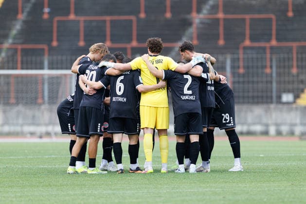 Team (TSV Landsberg), Spielerkreis beim Spiel zwischen FC Augsburg II v TSV Landsberg, Fussball, Herren, Regionalliga Bayern, 2026 2027, 2.Spieltag am 31.07.2026 in Augsburg, Rosenaustadion. Bayern Deutschland *** TSV Landsberg team, players on the field during the match between FC Augsburg II and TSV Landsberg, soccer, men s, Bavarian Regional League, 2026–2027, Matchday 2 on July 31, 2026, in Augsburg, Rosenaustadion, Bavaria, Germany