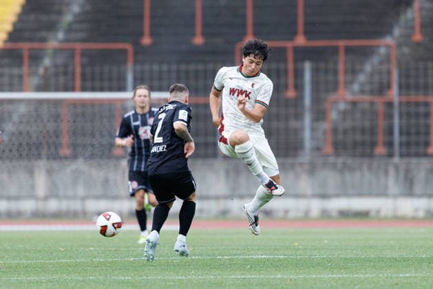 Franz Xaver Bleicher (8, FC Augsburg II) und Daniel Sanchez (2, TSV Landsberg) beim Spiel zwischen FC Augsburg II v TSV Landsberg, Fussball, Herren, Regionalliga Bayern, 2026 2027, 2.Spieltag am 31.07.2026 in Augsburg, Rosenaustadion. Bayern Deutschland *** Franz Xaver Bleicher 8, FC Augsburg II, and Daniel Sanchez 2, TSV Landsberg, in the match between FC Augsburg II and TSV Landsberg, soccer, men s, Bavarian Regional League, 2026–2027, Matchday 2 on July 31, 2026, in Augsburg, Rosenaustadion, Bavaria, Germany