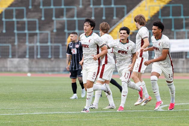 Franz Xaver Bleicher (8, FC Augsburg II) mit Team (FC Augsburg II) Tor zum 1 : 0 beim Spiel zwischen FC Augsburg II v TSV Landsberg, Fussball, Herren, Regionalliga Bayern, 2026 2027, 2.Spieltag am 31.07.2026 in Augsburg, Rosenaustadion. Bayern Deutschland *** Franz Xaver Bleicher 8, FC Augsburg II, with FC Augsburg II scoring the 1-0 goal in the match between FC Augsburg II and TSV Landsberg, soccer, men s, Bavarian Regional League, 2026–2027, Matchday 2 on July 31, 2026, in Augsburg, Rosenaustadion, Bavaria, Germany