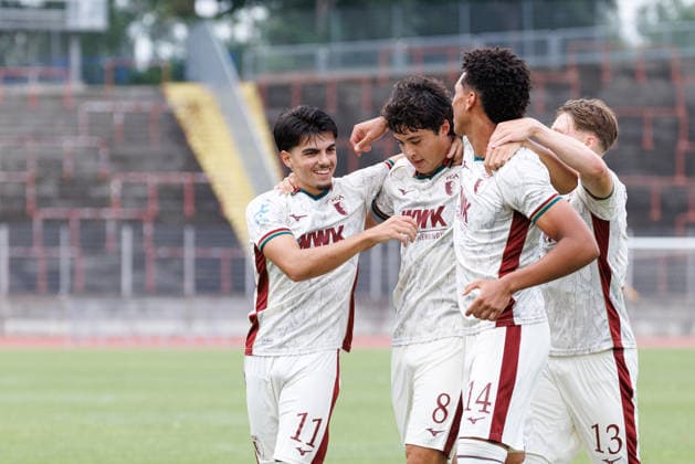 Franz Xaver Bleicher (8, FC Augsburg II), Aris Malaj (11, FC Augsburg II), Kevin Nana (14, FC Augsburg II) und Felix Guha (13, FC Augsburg II) Tor zum 1 : 0 beim Spiel zwischen FC Augsburg II v TSV Landsberg, Fussball, Herren, Regionalliga Bayern, 2026 2027, 2.Spieltag am 31.07.2026 in Augsburg, Rosenaustadion. Bayern Deutschland *** Franz Xaver Bleicher 8, FC Augsburg II, Aris Malaj 11, FC Augsburg II, Kevin Nana 14, FC Augsburg II, and Felix Guha 13, FC Augsburg II scores the 1–0 goal in the match between FC Augsburg II and TSV Landsberg, soccer, men’s, Bavarian Regional League, 2026–2027, Matchday 2 on July 31, 2026, in Augsburg, Rosenaustadion, Bavaria, Germany