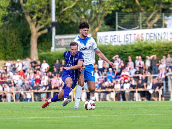 Fussball, Herren, Saison 2026 2027, Regionalliga Nordost (2. Spieltag), SV Tasmania Berlin - FC Erzgebirge Aue, v.l. Simon Skarlatidis (Aue), Fatih Baca (Tasmania), 31.07. 2026, *** Soccer, Men s, 2026–2027 Season, Regionalliga Nordost, Matchday 2, SV Tasmania Berlin vs. FC Erzgebirge Aue, from left: Simon Skarlatidis (Aue), Fatih Baca (Tasmania), July 31, 2026, Copyright: xSebastianxRäppold MatthiasxKochx